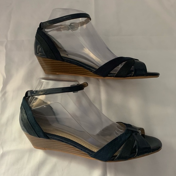 NWOT Gianni Bini Navy Blue Strap Kitten Wedge - Picture 7 of 12
